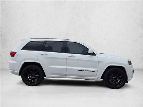Used 2019 Jeep Grand Cherokee Altitude RWD image 4