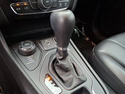 Used 2019 Jeep Cherokee Latitude Plus w/ Cold Weather Group AWD/4WD image 16