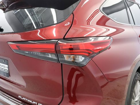 Used 2022 Toyota Highlander Platinum AWD/4WD image 19