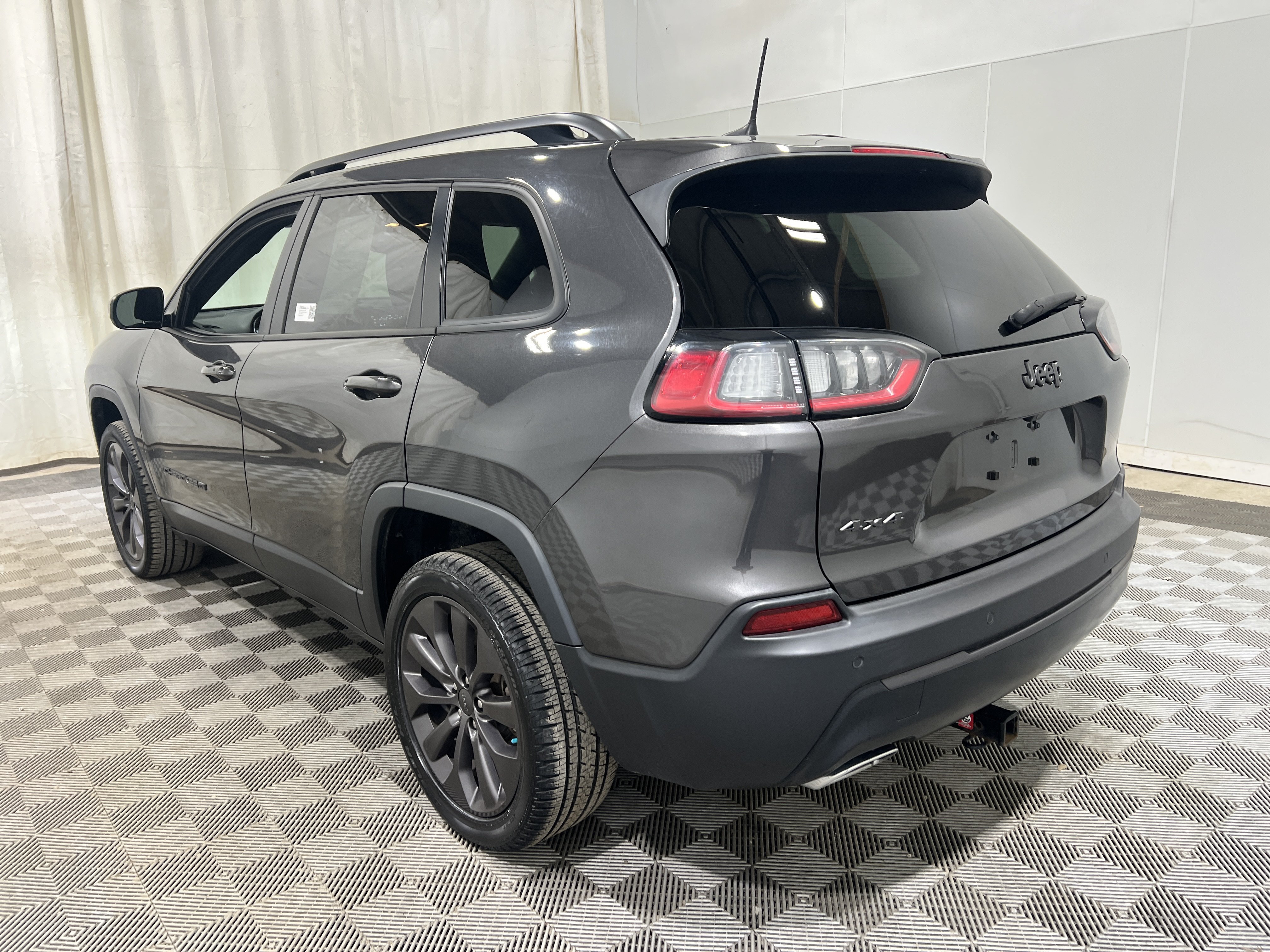 Used 2021 Jeep Cherokee Latitude AWD/4WD image 2