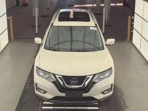 Used 2017 Nissan Rogue SL w/ SL Premium Package image 2