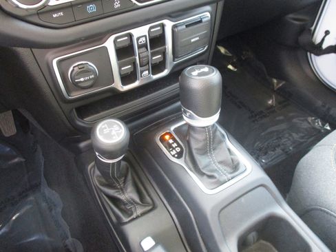 Used 2025 Jeep Wrangler Sahara image 29