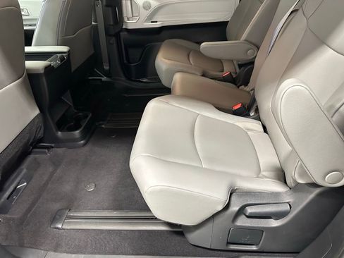 Used 2025 Toyota Sienna XLE image 49
