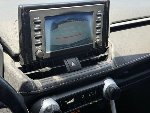 Used 2019 Toyota RAV4 LE FWD image 15