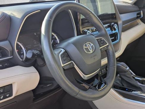 Used 2022 Toyota Highlander Limited FWD image 8