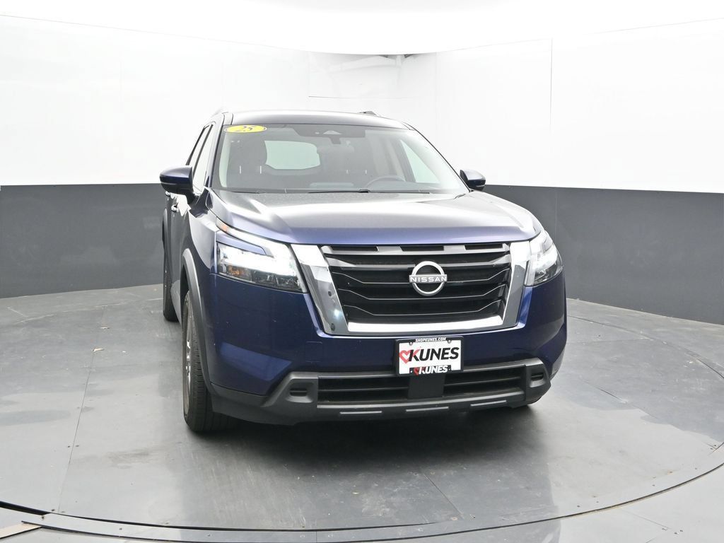 Used 2025 Nissan Pathfinder SV FWD image 4