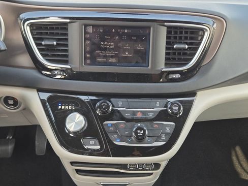 Used 2023 Chrysler Voyager LX image 23