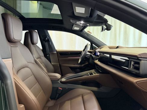 Certified 2025 Porsche Macan Electric image 16