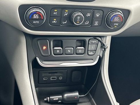 Used 2020 GMC Terrain SLT AWD/4WD image 32