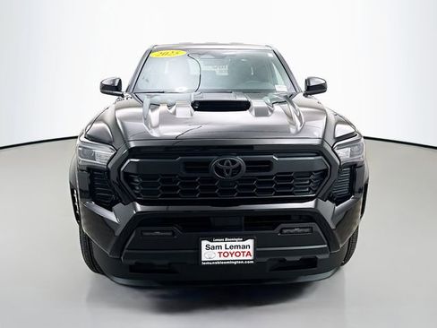 Used 2025 Toyota Tacoma TRD Sport image 2