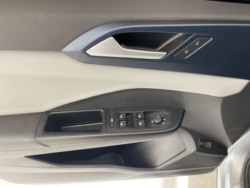 Used 2022 Volkswagen Taos SE w/ Panoramic Sunroof Package FWD image 13