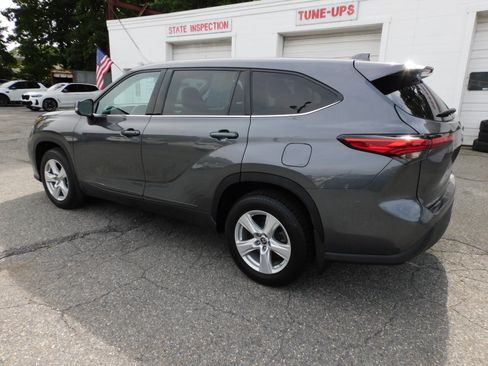 Used 2021 Toyota Highlander LE AWD/4WD image 3