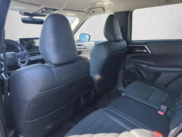 Used 2025 Mitsubishi Outlander SE FWD image 23