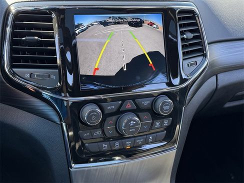 Used 2022 Jeep Grand Cherokee Laredo X image 17