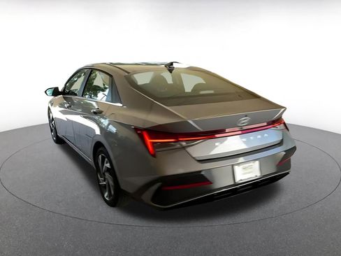 Used 2025 Hyundai Elantra SEL image 11