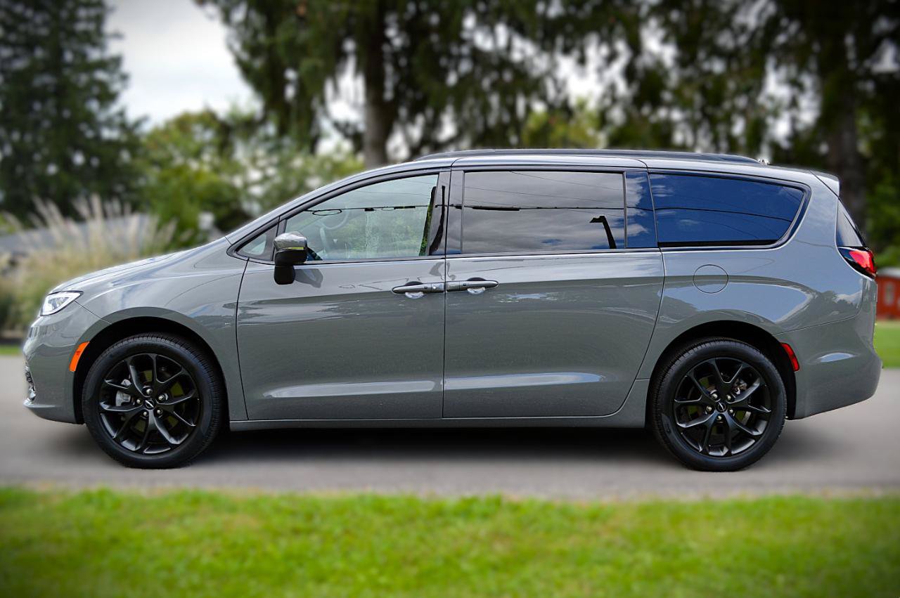 Used 2023 Chrysler Pacifica Touring-L w/ S Appearance Package AWD/4WD image 8