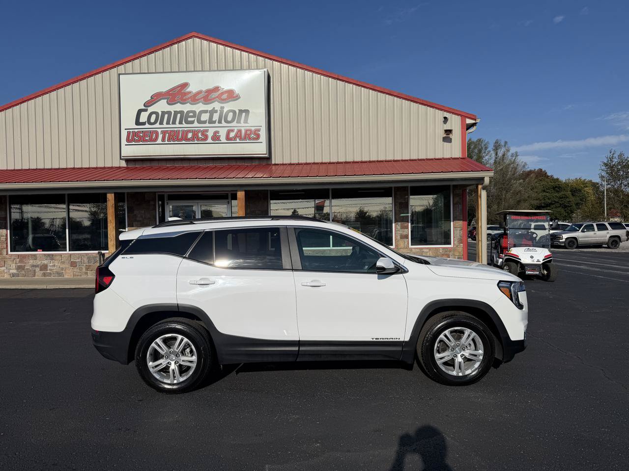 Used 2024 GMC Terrain SLE w/ Driver Convenience Package AWD/4WD image 3