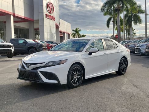 Used 2021 Toyota Camry SE image 2