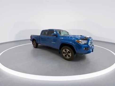 Used 2017 Toyota Tacoma TRD Sport AWD/4WD image 2