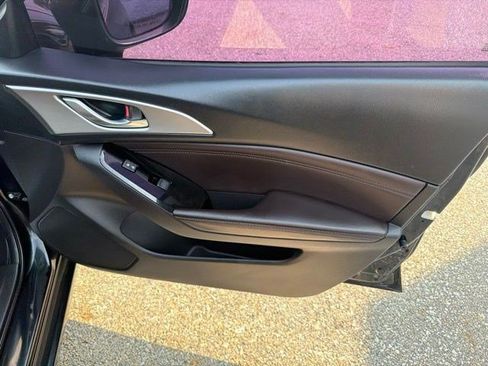 Used 2018 MAZDA MAZDA3 Touring FWD image 19