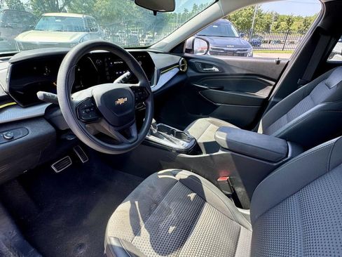 Used 2025 Chevrolet Trax LT FWD image 17