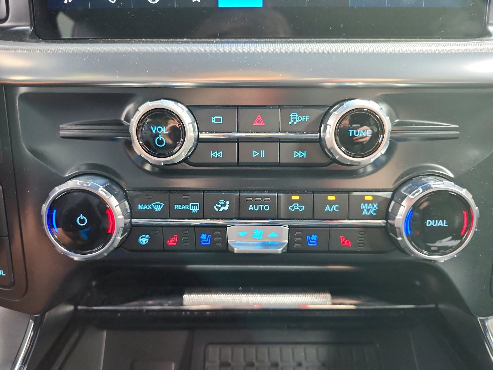 Used 2025 Ford F150 Lariat w/ Equipment Group 502A High AWD/4WD image 18