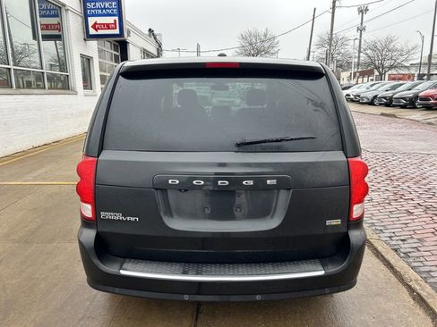 Used 2018 Dodge Grand Caravan SE w/ UConnect Hands-Free Group image 5