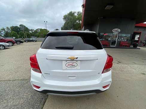 Used 2017 Chevrolet Trax LT w/ LT Convenience Package FWD image 3