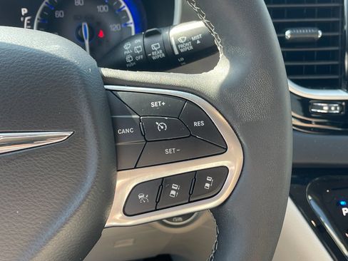 Used 2024 Chrysler Pacifica Touring-L image 10