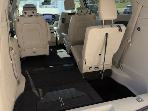 Used 2021 Chrysler Pacifica Touring-L w/ Uconnect Theater Family Group FWD image 14