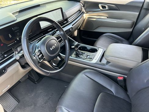 Used 2025 Kia Carnival FWD image 17