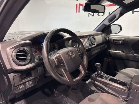 Used 2019 Toyota Tacoma TRD Sport image 11