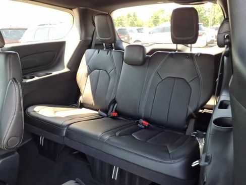 New 2027 Chrysler Pacifica Select AWD/4WD image 18