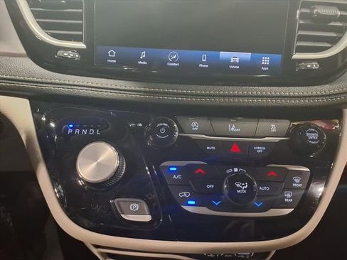 Used 2022 Chrysler Pacifica Touring-L image 21
