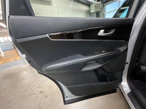 Used 2019 Kia Sorento L image 17