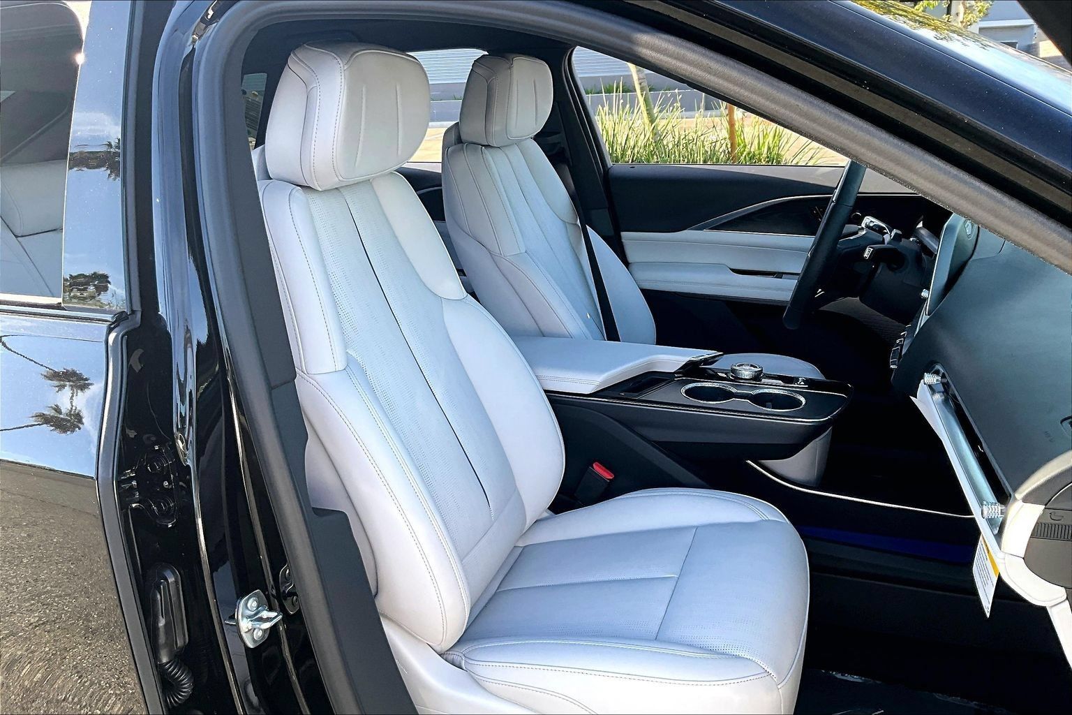 New 2026 Cadillac Lyriq Luxury w/ LPO, Floor Liner Package AWD/4WD image 33