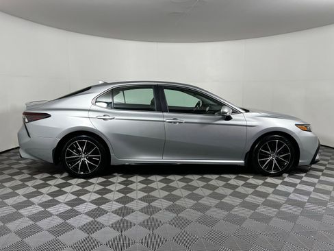 Used 2024 Toyota Camry SE image 4