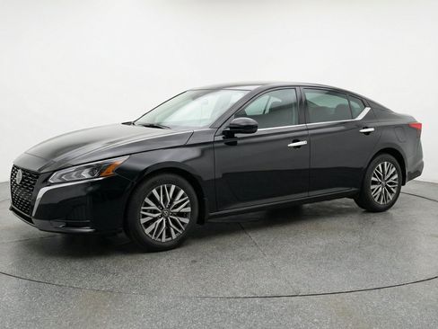 Used 2025 Nissan Altima 2.5 SV FWD image 3
