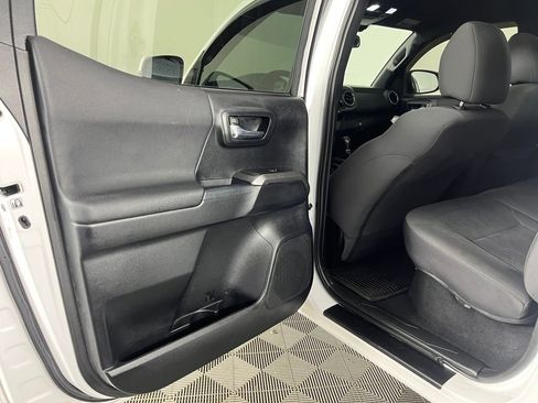 Used 2018 Toyota Tacoma TRD Sport image 12