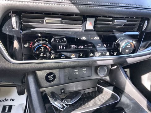 Used 2025 Nissan Rogue SL w/ Tech Package FWD image 19