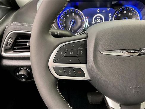 Used 2026 Chrysler Pacifica Limited FWD image 23