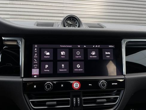 Certified 2025 Porsche Macan image 18