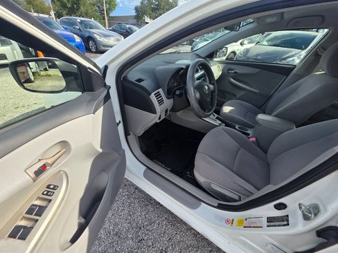 Used 2013 Toyota Corolla LE FWD image 12