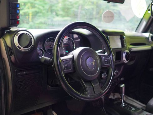 Used 2017 Jeep Wrangler Rubicon AWD/4WD image 16
