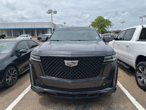 Used 2023 Cadillac Escalade Premium Luxury image 2