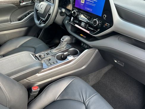 New 2026 Toyota Highlander XLE image 18