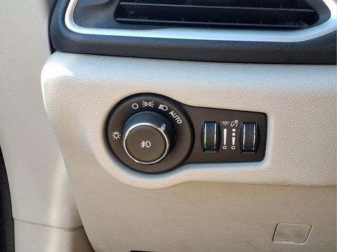 Used 2018 Chrysler Pacifica Touring-L w/ Advanced Safetytec Group FWD image 15