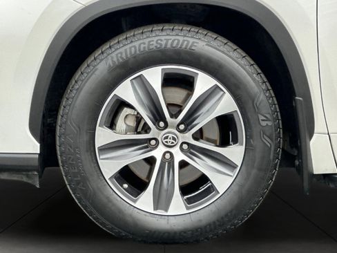 Used 2021 Toyota Highlander XLE AWD/4WD image 27