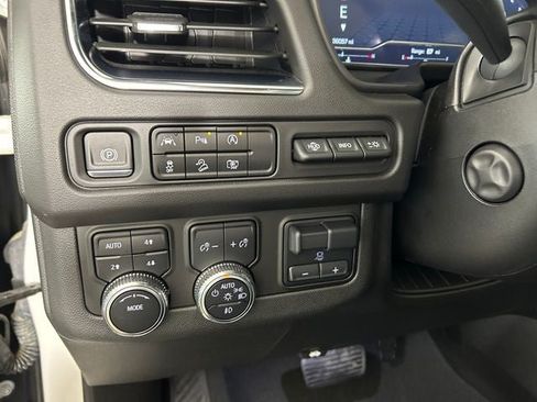 Used 2024 GMC Yukon AT4 w/ Technology Package AWD/4WD image 19