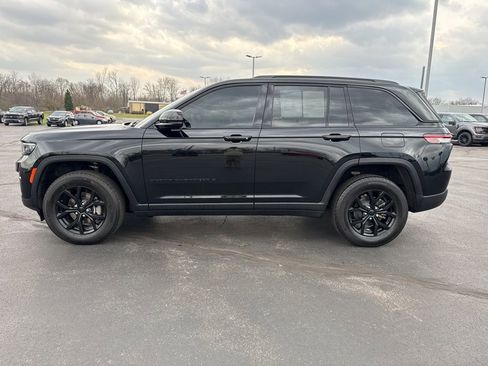 Used 2024 Jeep Grand Cherokee Altitude AWD/4WD image 6